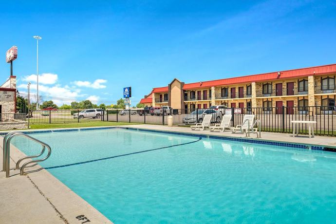 Imagen de la piscina del Hotel Americas Best Value Inn Paris. Foto 19