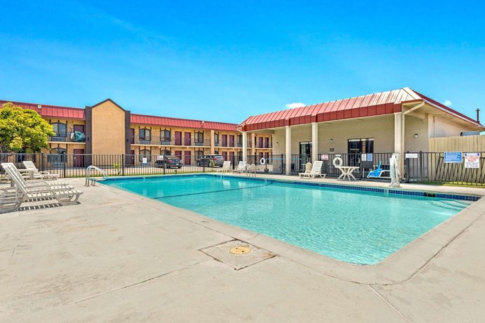 Imagen de la piscina del Hotel Americas Best Value Inn Paris. Foto 20