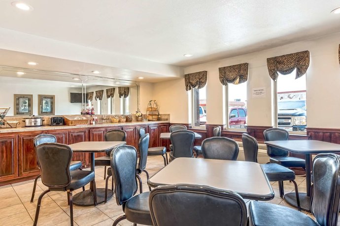 Imagen del bar/restaurante del Hotel Americas Best Value Inn Paris. Foto 2