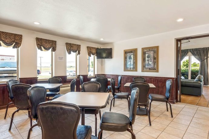 Imagen del bar/restaurante del Hotel Americas Best Value Inn Paris. Foto 3