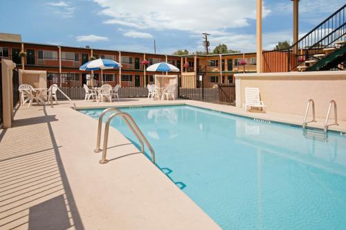 Imagen de la piscina del Hotel Americas Best Value Inn Pendleton. Foto 19