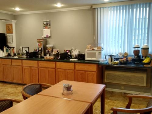Imagen del bar/restaurante del Hotel Americas Best Value Inn Pendleton. Foto 9