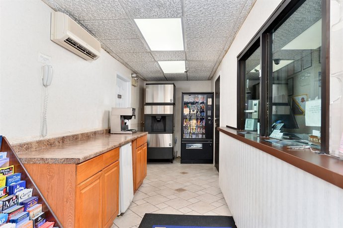 Imagen del bar/restaurante del Hotel Americas Best Value Inn Port Jefferson Station Long Island. Foto 3