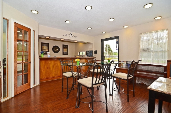 Imagen de los interiores del Hotel Americas Best Value Inn Refugio. Foto 10