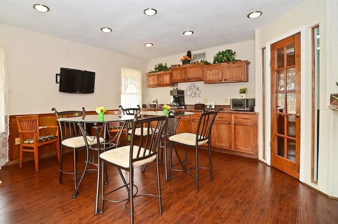 Imagen del bar/restaurante del Hotel Americas Best Value Inn Refugio. Foto 2