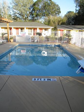 Imagen de la piscina del Hotel Americas Best Value Inn Starke. Foto 15