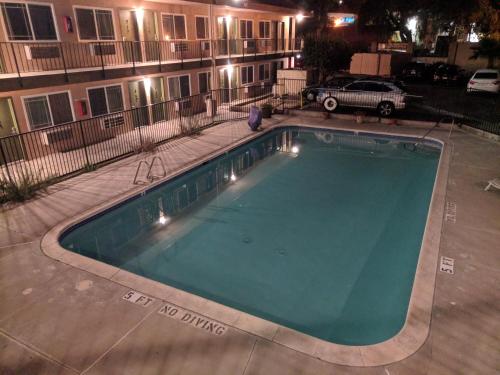 Imagen de la piscina del Hotel Americas Best Value Inn Thousand Oaks. Foto 16