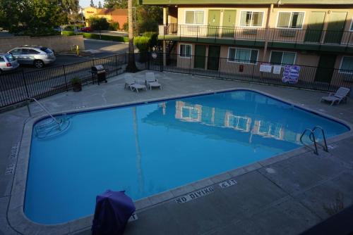 Imagen de la piscina del Hotel Americas Best Value Inn Thousand Oaks. Foto 19
