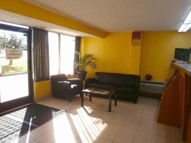 Imagen del bar/restaurante del Hotel Americas Best Value Inn Tucker. Foto 4