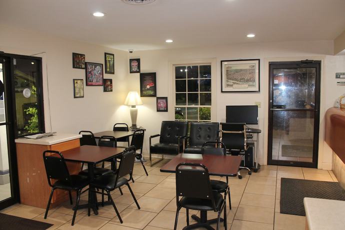 Imagen del bar/restaurante del Hotel Americas Best Value Inn Tuscaloosa. Foto 3