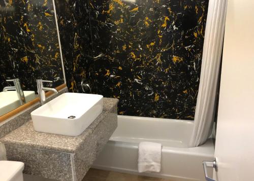 Imagen de la habitación del Hotel Americas Best Value Inn Visalia. Foto 10