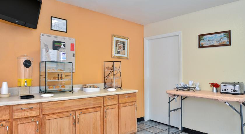 Imagen del bar/restaurante del Hotel Americas Best Value Inn Wilmington. Foto 4