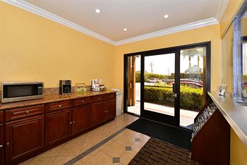 Imagen general del Hotel Americas Best Value Inn & Suites Los Angeles Downtown SW. Foto 4