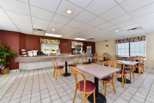 Imagen del bar/restaurante del Hotel Americas Best Value Inn & Suites Morrow Atlanta. Foto 11