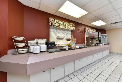 Imagen del bar/restaurante del Hotel Americas Best Value Inn & Suites Morrow Atlanta. Foto 12