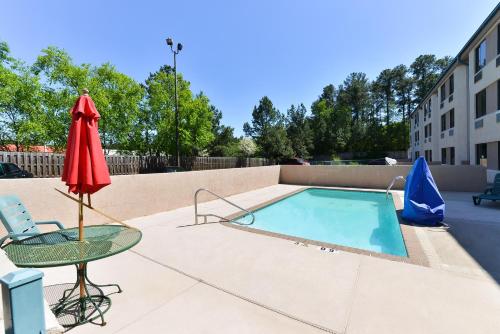 Imagen de la piscina del Hotel Americas Best Value Inn & Suites Morrow Atlanta. Foto 20