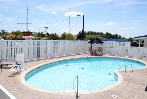 Imagen de la piscina del Hotel Americas Best Value Inn & Suites St. Clairsville Wheeling. Foto 18