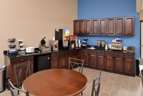 Imagen del bar/restaurante del Hotel Americas Best Value Inn & Suites St. Clairsville Wheeling. Foto 8