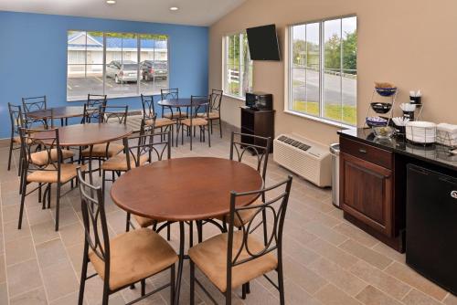 Imagen del bar/restaurante del Hotel Americas Best Value Inn & Suites St. Clairsville Wheeling. Foto 9