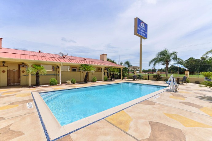 Imagen de la piscina del Hotel Americas Best Value Inn and Suites Alvin Houston. Foto 16