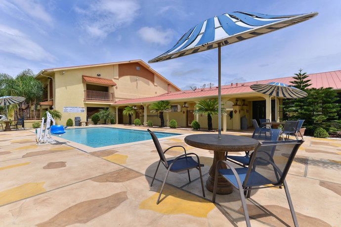 Imagen de la piscina del Hotel Americas Best Value Inn and Suites Alvin Houston. Foto 18