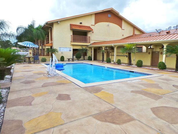 Imagen de la piscina del Hotel Americas Best Value Inn and Suites Alvin Houston. Foto 19