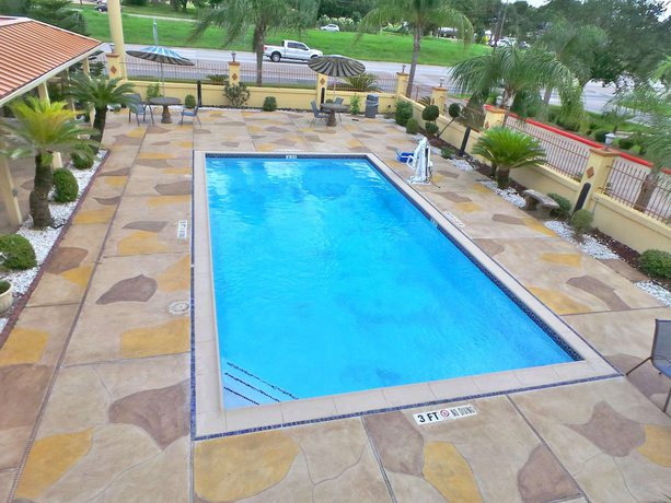 Imagen de la piscina del Hotel Americas Best Value Inn and Suites Alvin Houston. Foto 20