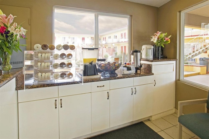 Imagen del bar/restaurante del Hotel Americas Best Value Inn and Suites Anaheim Convention Center. Foto 4