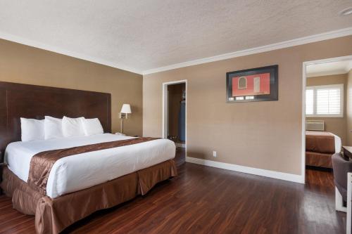 Imagen de la habitación del Hotel Americas Best Value Inn and Suites Anaheim Convention Center. Foto 10