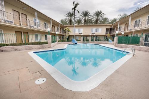 Imagen de la piscina del Hotel Americas Best Value Inn and Suites Anaheim Convention Center. Foto 20