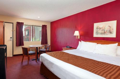 Imagen de la habitación del Hotel Americas Best Value Inn and Suites Bakersfield Central. Foto 15