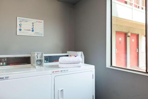 Imagen general del Hotel Americas Best Value Inn and Suites Bakersfield Central. Foto 2