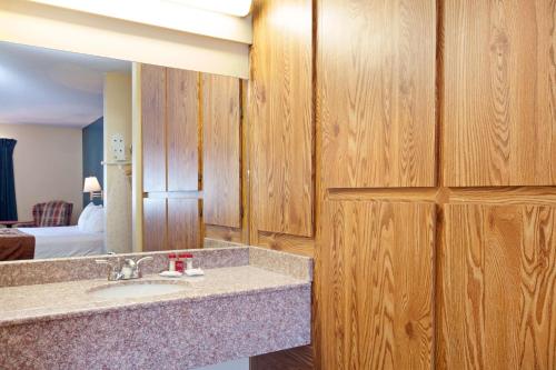 Imagen general del Hotel Americas Best Value Inn and Suites Bakersfield Central. Foto 4