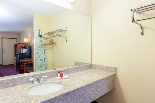 Imagen general del Hotel Americas Best Value Inn and Suites Bakersfield Central. Foto 5