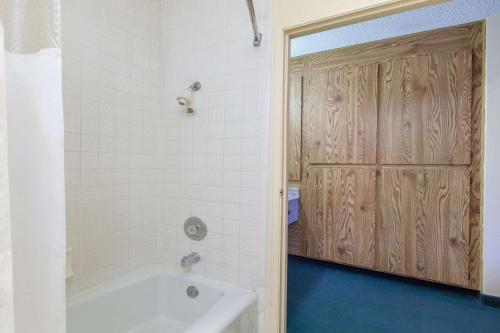 Imagen general del Hotel Americas Best Value Inn and Suites Bakersfield Central. Foto 6