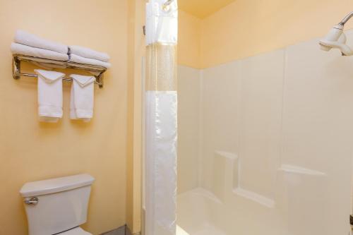 Imagen general del Hotel Americas Best Value Inn and Suites Bakersfield Central. Foto 7