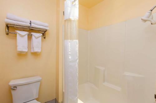 Imagen general del Hotel Americas Best Value Inn and Suites Bakersfield Central. Foto 8