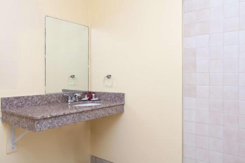 Imagen general del Hotel Americas Best Value Inn and Suites Bakersfield Central. Foto 9