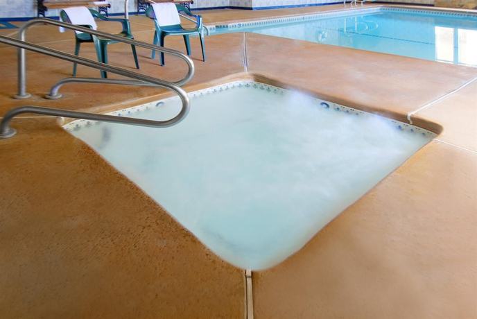 Imagen de la piscina del Hotel Americas Best Value Inn and Suites Bakersfield E. Foto 18