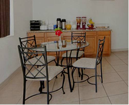 Imagen de la habitación del Hotel Americas Best Value Inn and Suites Groves Port Arthur. Foto 5