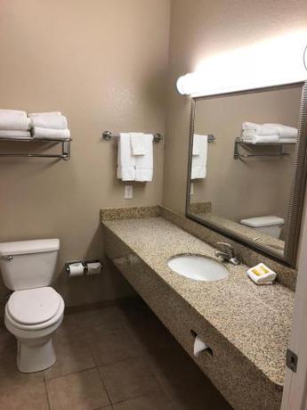 Imagen de la habitación del Hotel Americas Best Value Inn and Suites Gun Barrel City. Foto 10