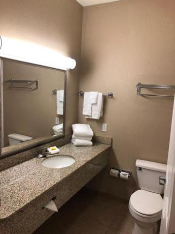 Imagen de la habitación del Hotel Americas Best Value Inn and Suites Gun Barrel City. Foto 13