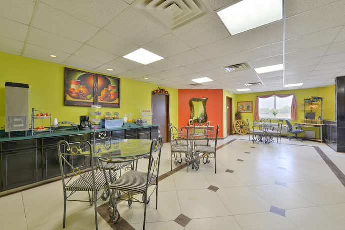 Imagen del bar/restaurante del Hotel Americas Best Value Inn and Suites Haltom City Ft. Worth. Foto 3