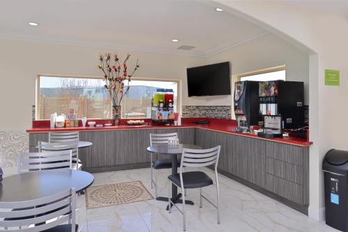 Imagen del bar/restaurante del Hotel Americas Best Value Inn and Suites Houston At Hwy 6 and Westpark. Foto 7