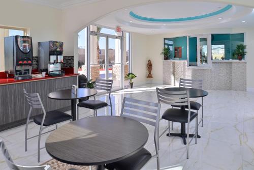 Imagen del bar/restaurante del Hotel Americas Best Value Inn and Suites Houston At Hwy 6 and Westpark. Foto 8