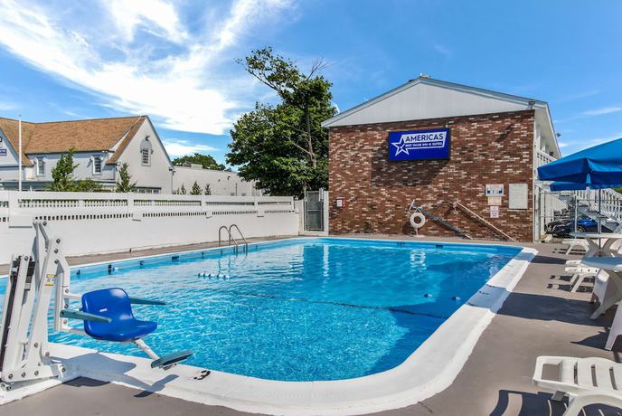 Imagen de la piscina del Hotel Americas Best Value Inn and Suites Hyannis Cape Cod. Foto 20