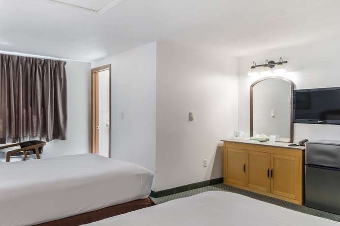 Imagen de la habitación del Hotel Americas Best Value Inn and Suites Hyannis Cape Cod. Foto 14