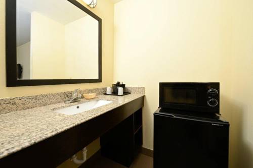Imagen de la habitación del Hotel Americas Best Value Inn and Suites Lake Charles At I-210 Exit 11. Foto 9