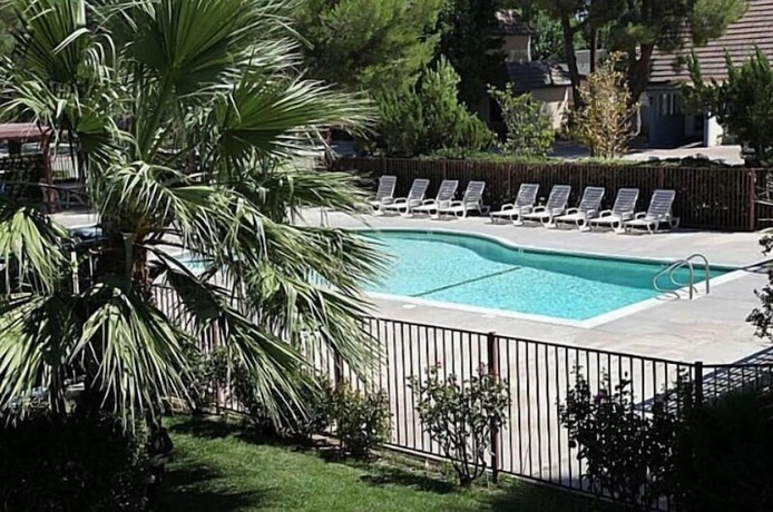 Imagen de la piscina del Hotel Americas Best Value Inn and Suites Lancaster. Foto 18