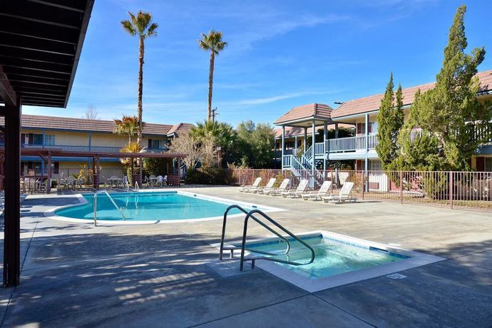 Imagen de la piscina del Hotel Americas Best Value Inn and Suites Lancaster. Foto 19